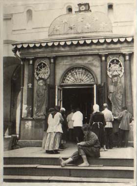 larva.jpg (26993 bytes)